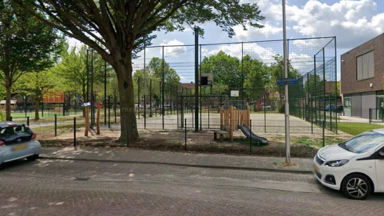 Op dit voetbalveldje was een ruzie, waarbij de 75-jarige werd belaagd omdat hij foto's maakte. (Foto: Google Maps)