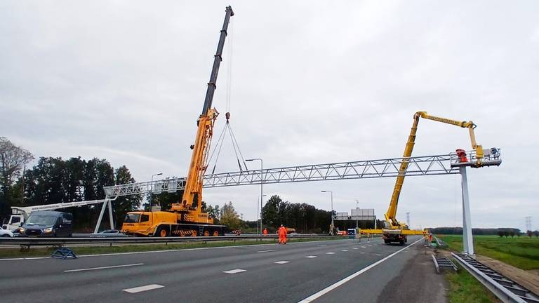 Eerder in oktober werden nieuwe portalen boven de A59 geplaatst (foto: Rijkswaterstaat).