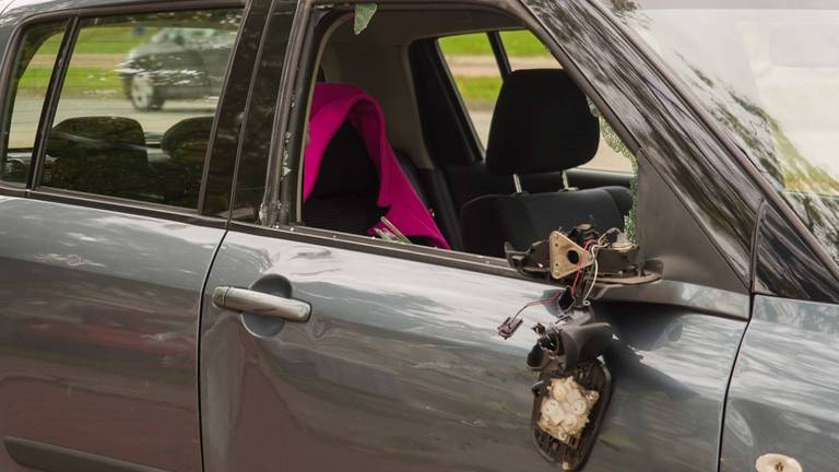 Scooter en auto botsen bij oversteekplaats