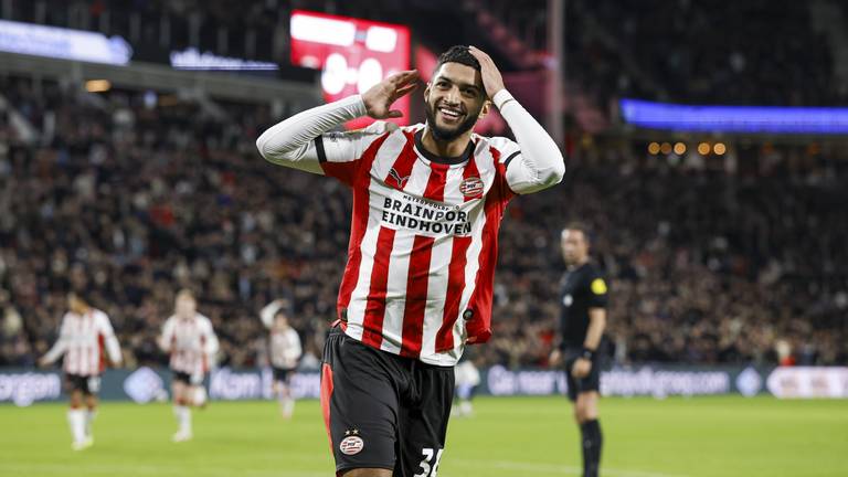 Ismael Saibari viert zijn twee goals in de met 4-2 gewonnen wedstrijd tegen Fortuna Sittard (Foto: ANP)