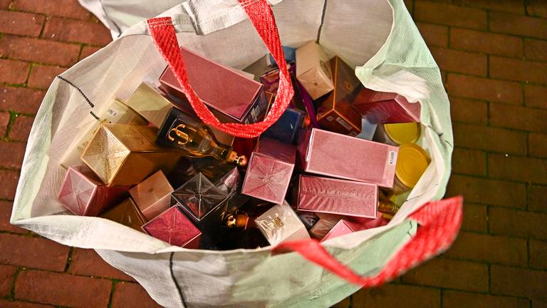 Deze parfums wilden de inbrekers meenemen (foto: Rico Vogels/Persbureau Heitink).