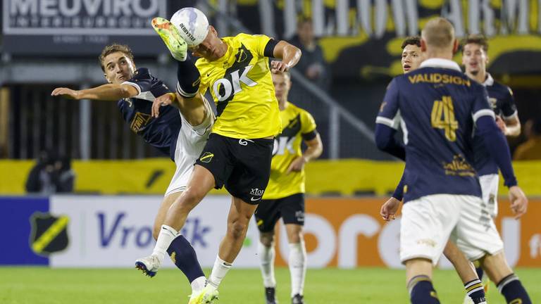 NAC-middenvelder Lewis Holtby in duel met Go Ahead Eagles-spits Milan Smit (foto: ANP, Bas Czerwinski).