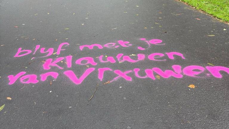 Een leus die in het stadspark Valkenberg werd gespoten (foto: Dolle Mina's).