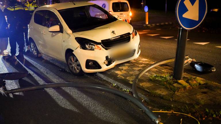 Macht over stuur verloren: auto tot stilstand tegen lantaarnpaal