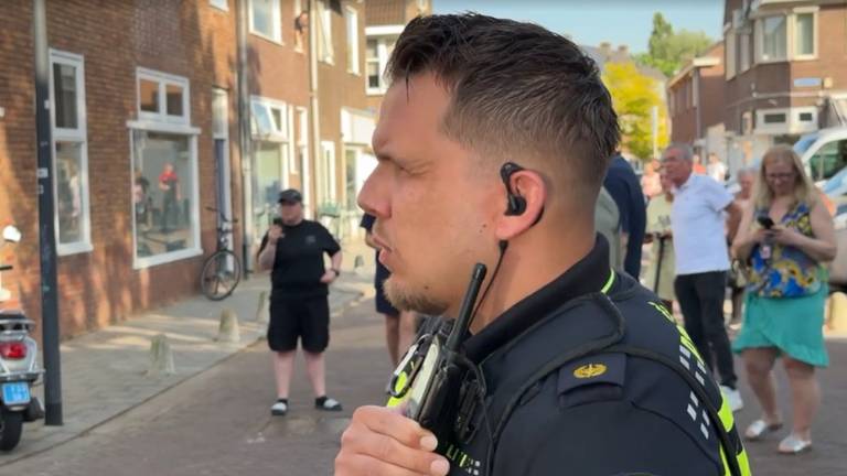 Danny vraagt om een hondengeleider voor de vrouw met het mes (Foto: Omroep Brabant.)