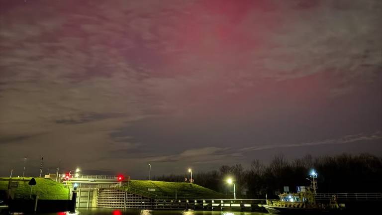 Het noorderlicht dinsdagnacht bij de sluis in Empel (foto: l.sea_photography)