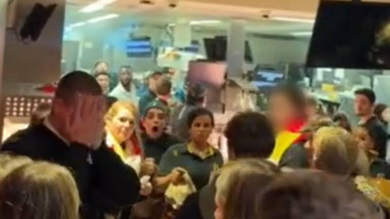 Een McDonald's-beveiliger wordt geslagen op zijn werk tijdens 11-11 in Den Bosch (een screenshot uit het gedeelde filmpje).