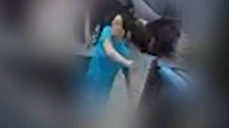 De politie zoekt deze man (foto: Politie Eenheid Oost-Brabant).