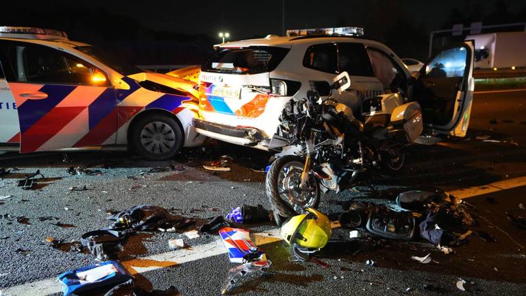 Bij het ongeluk raakten meerdere agenten gewond (foto: Persbureau Heitink).