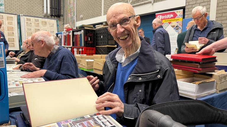 Jan de Swart (90) uit Eindhoven verzamelt al bijna zijn hele leven postzegels (foto: Jos Verkuijlen).