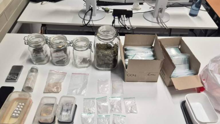 De politie vond in het huis een flinke hoeveelheid drugs (foto: Politie Eersel de Kempen).