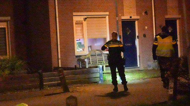 De politie doet onderzoek bij het huis (Foto: Harrie Grijseels / Persbureau Heitink.)
