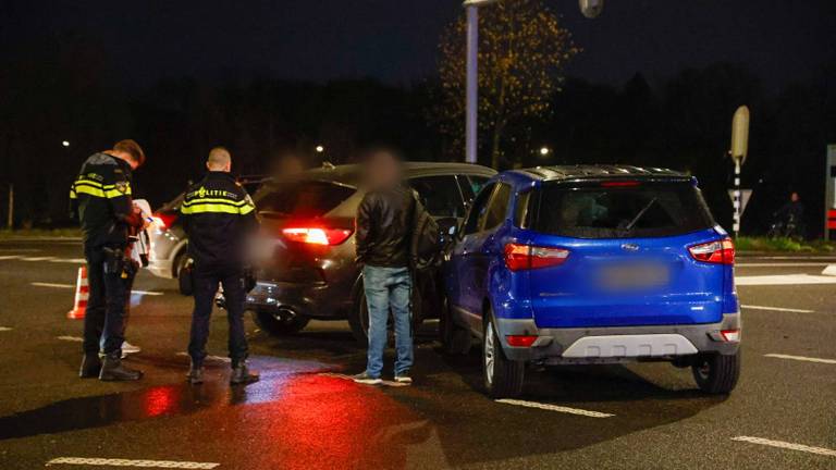 De betrokkenen in gesprek met de politie (Foto: Addy smits / Persbureau Heitink)