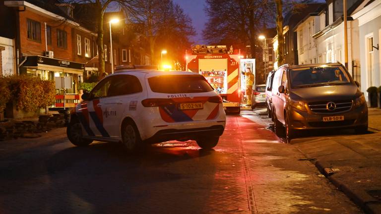De politie zette de Prins Hendrikstraat in Breda af vanwege de woningbrand (foto: Perry Roovers/Persbureau Heitink).