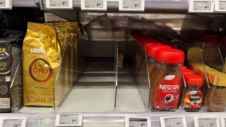 Lege koffieschappen bij een Jumbo-supermarkt (foto: ANP).