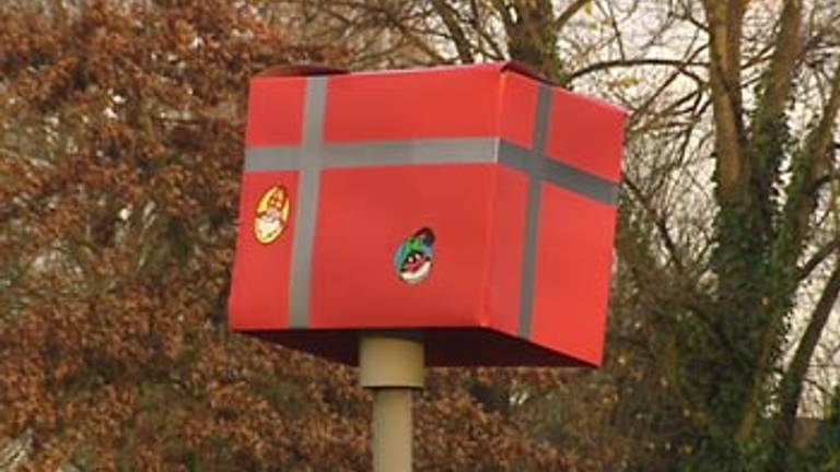 Een flitspaal op Kennedylaan in Eindhoven is gewikkeld in pakpapier.