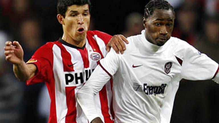 PSV-verdediger Francisco Rodriguez vecht een duel uit met Lacina Traore