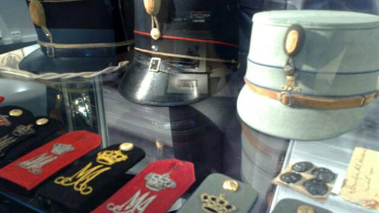 Uniformen en wapens in KMA-museum