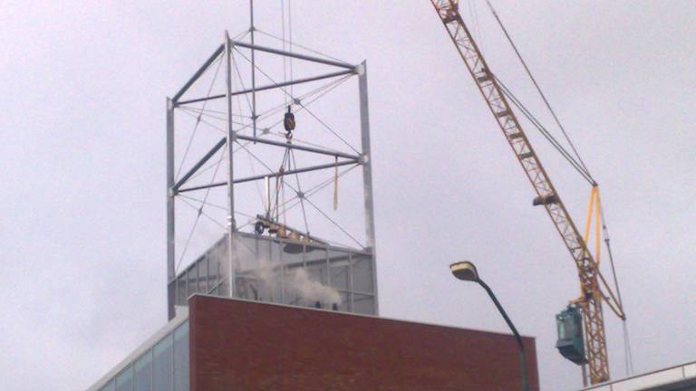 Carillon wordt in toren gehesen