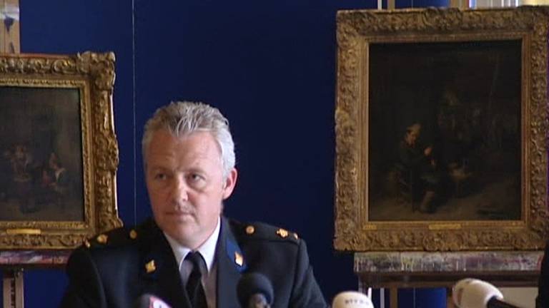 Persconferentie waar de teruggevonden schilderijen werden getoond (archieffoto)