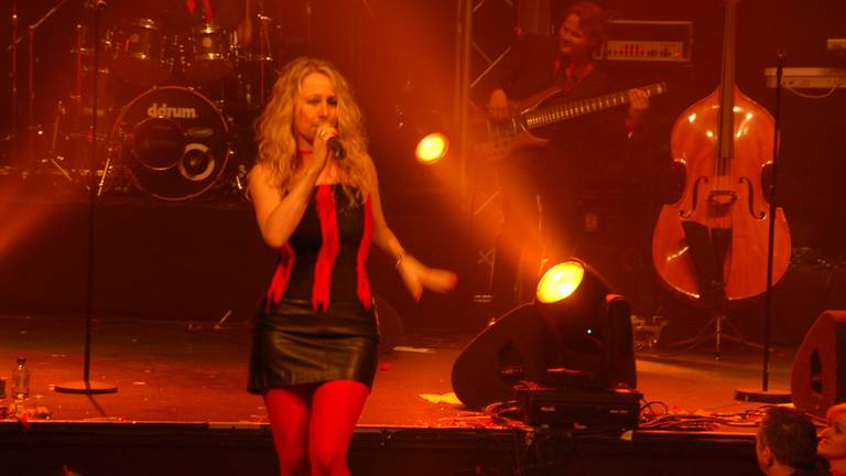 De band Mr. Pink uit Roosendaal op het podium van 013 tijdens de finale van de Clash of the Cover bands