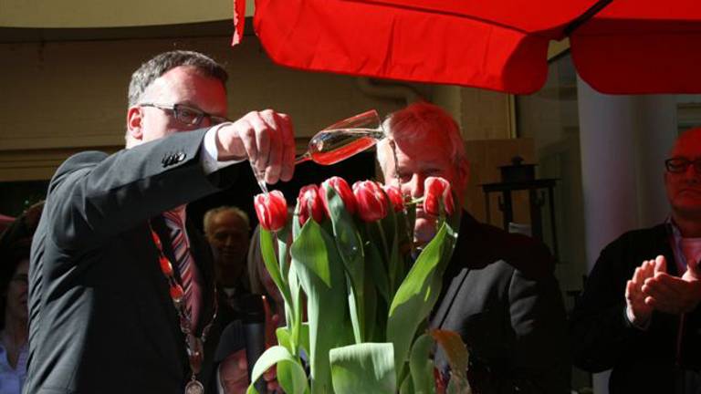 Burgemeester Hans Jansen van Oisterwijk doopt de tulp.