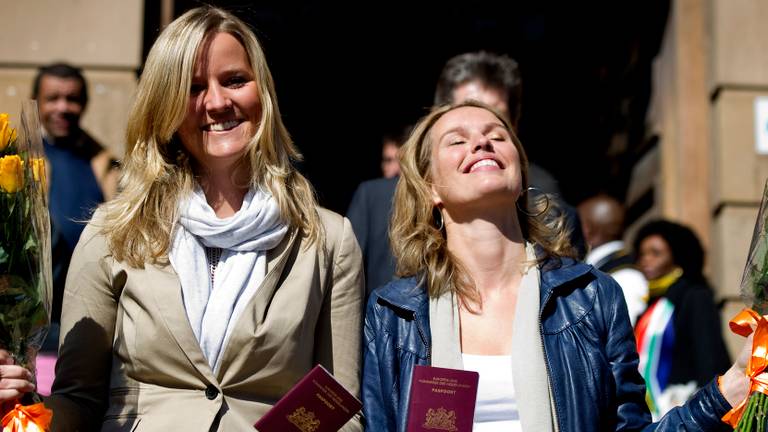 De twee 'Bavariameisjes' die vastzaten in Zuid-Afrika na een reclamestunt van het biermerk, gaan vrijuit.