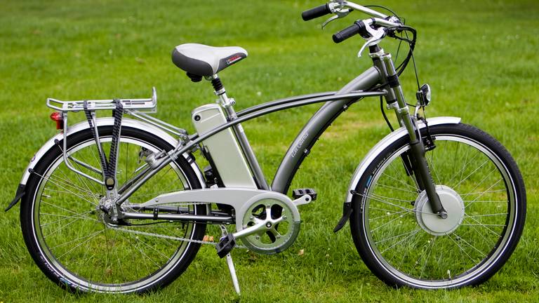 Scholier op fiets geschept door busje.