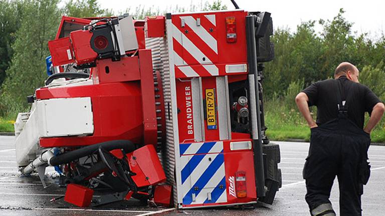 Hoogwerker brandweer kantelt