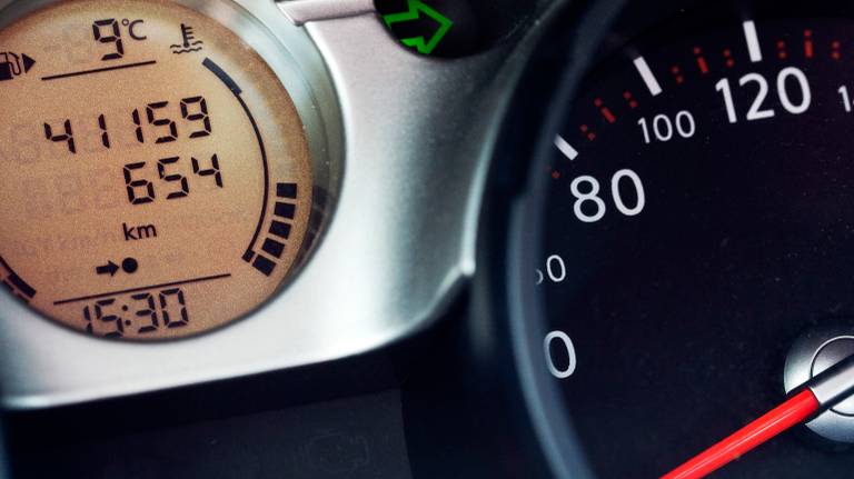 De man trapte het gaspedaal flink in. (Archieffoto)