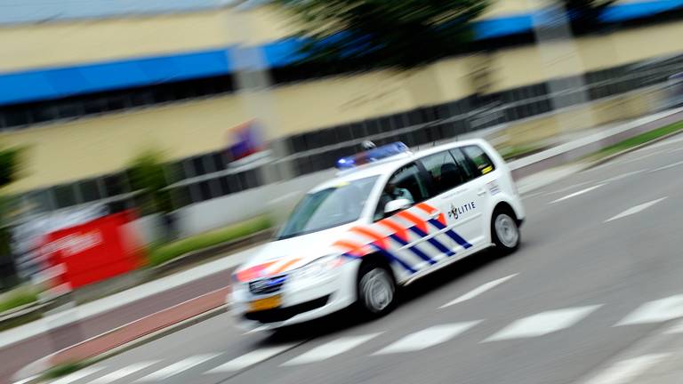 Agenten proberen te bemiddelen in de ruzie. (foto: ANP)