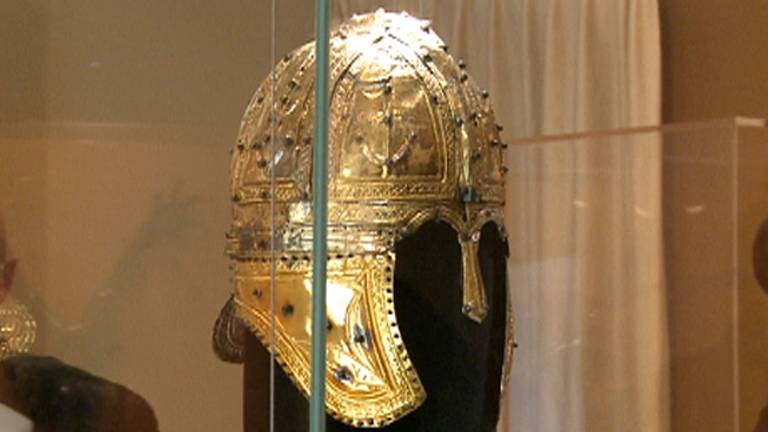 De helm in een vitrine.