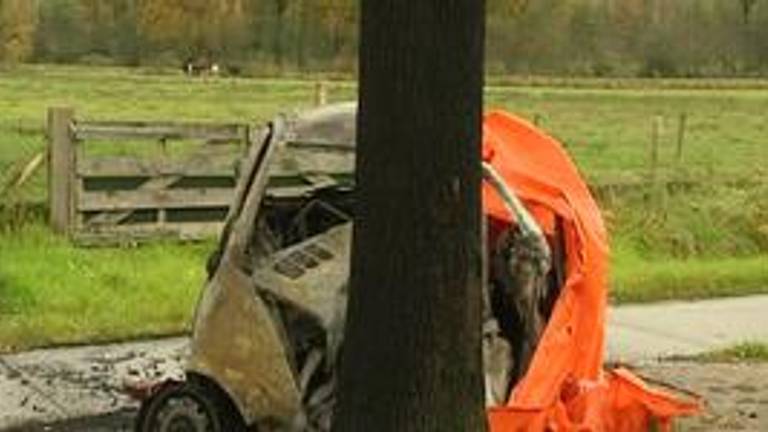 De auto brandde helemaal uit