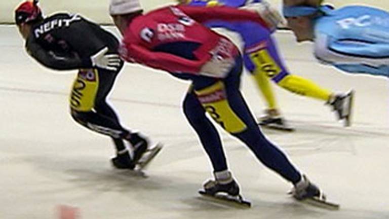 Marathonschaatsen kan gevaarlijk zijn vanwege de scherpen schaatsen. 