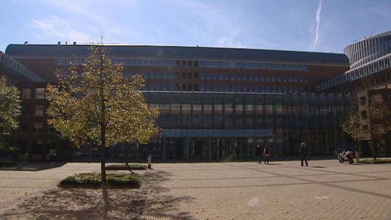 John van T. liep weg bij gerechtsgebouw (foto: archief).