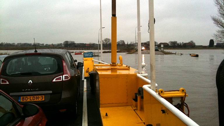 De veerponten over de Maas blijven vanaf zondag drie dagen aan wal. (Foto: archief)