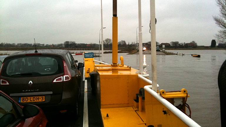 De veerponten over de Maas blijven vanaf zondag drie dagen aan wal. (Foto: archief)