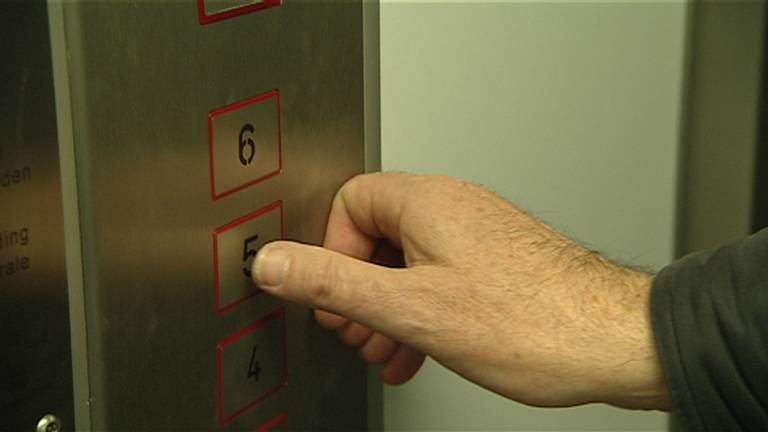 Bejaarde zwaar mishandeld bij lift (archieffoto)