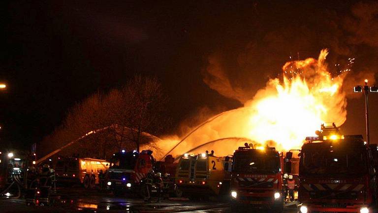 De enorme brand na de explosie bij Shell Moerdijk (foto: Carlos van Beek).