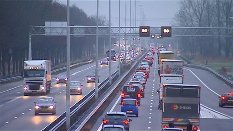 Grote vertraging op A29 door ongeluk.