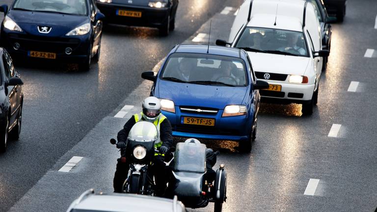 Files op A16 door onderzoek (Foto: ANP) 