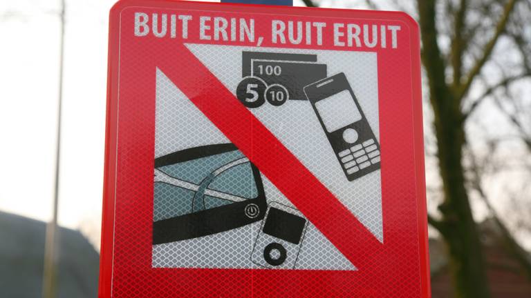 Een waarschuwingsbord tegen auto-inbrekers.