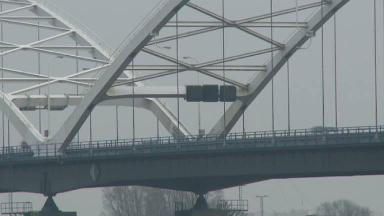 Rijkswaterstaat start met reparaties aan de Merwedebrug