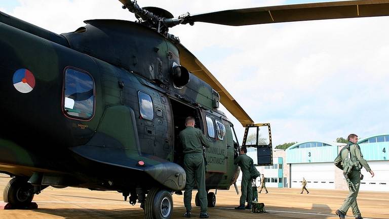Cougar-helikopter landt twee keer uit voorzorg op vliegbasis Gilze-Rijen. (foto: John Kuijsters)