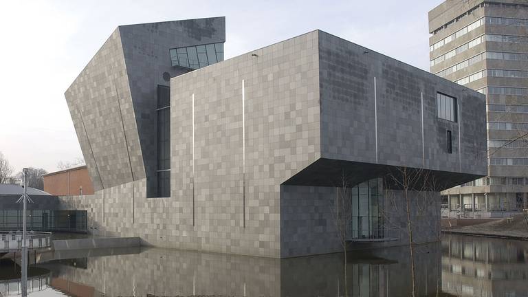 Het Van Abbemuseum in Eindhoven staat met de rug naar de stad, aldus een commissie van wijze mannen.