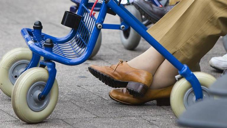 De vrouw is met haar rollator weggegaan. (ANP)