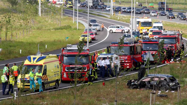 Hulpverleners aan het werk na het ongeluk (foto: ANP)