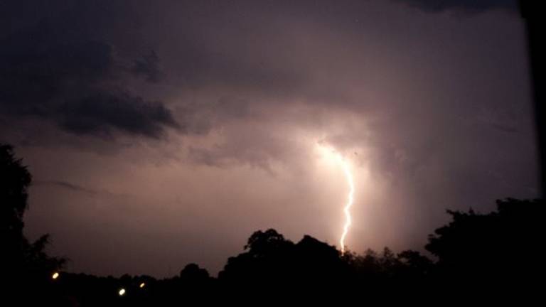 Vooral in het noordoosten kans op zwaar onweer. 