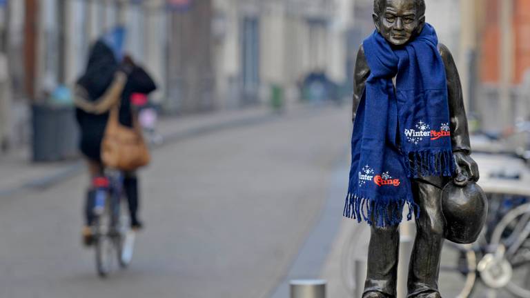 De Kruikezeiker in Tilburg kreeg ook een das om