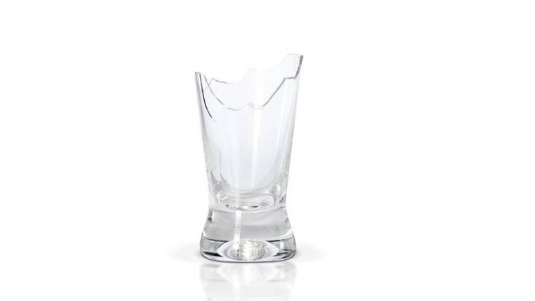 Vrouw toegetakeld met glas (foto: archief).